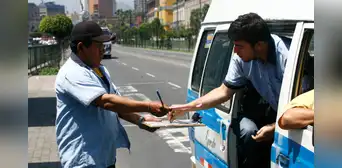 ¿Qué son los dateros y por qué gritan números a los conductores en las calles de Lima? ¿Qué son los dateros y por qué gritan números a los conductores en las calles de Lima?