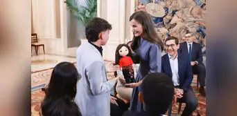 La reina recibe a diez jóvenes de Colombia y Perú becados por Fundación Microfinanzas BBVA La reina recibe a diez jóvenes de Colombia y Perú becados por Fundación Microfinanzas BBVA