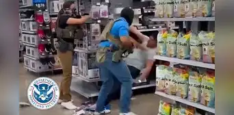 ICE lo electrocuta con pistola taser: inmigrante hispano es tirado al suelo y detenido en un Walmart de Nuevo México ICE lo electrocuta con pistola taser: inmigrante hispano es tirado al suelo y detenido en un Walmart de Nuevo México