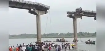 Puente se derrumba en India: al menos 13 muertos y un camión quedó suspendido al borde del abismo Puente se derrumba en India: al menos 13 muertos y un camión quedó suspendido al borde del abismo