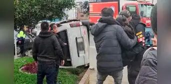 Combi informal se vuelca tras ir en sentido contrario en Independencia: deja 14 heridos y cámaras registran accidente