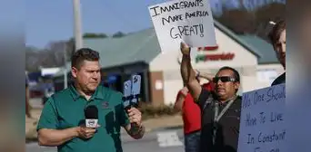 Retiran cargos contra periodista salvadoreño arrestado por grabar operativo migratorio de ICE, pero sigue detenido Retiran cargos contra periodista salvadoreño arrestado por grabar operativo migratorio de ICE, pero sigue detenido