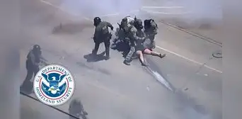 ICE  lanza bombas lacrimógenas a 500 manifestantes durante redada migratoria masiva en granja de Camarillo, California