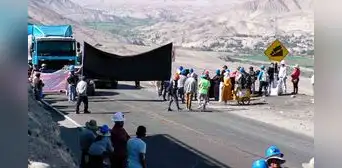 Mineros artesanales bloquean vía en Arequipa por segundo día y anuncian protesta indefinida: "Exigimos la ley MAPE" Mineros artesanales bloquean vía en Arequipa por segundo día y anuncian protesta indefinida: "Exigimos la ley MAPE"