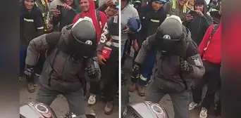 Motociclista peruano baila para cruzar vía bloqueada por mineros y se vuelve viral: “Todo sea por pasar”