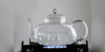 Hervir y filtrar el agua potable elimina hasta el 90% de los microplásticos, según estudio científico