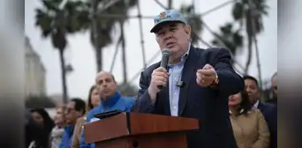 Rafael López Aliaga convierte presentación de trenes en acto político