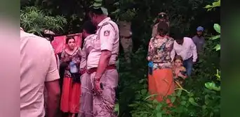 Hallan a mujer rusa viviendo con sus dos hijas dentro de una cueva en la India: "Las serpientes son nuestras amigas" Hallan a mujer rusa viviendo con sus dos hijas dentro de una cueva en la India: "Las serpientes son nuestras amigas"