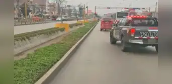 Mototaxi invade carril exclusivo del Metropolitano e intenta escapar de patrullero de la Policía
