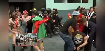 Policías peruanos se visten de 'El Chavo del 8' y otros personajes de Chespirito para simular operativos antidrogas Policías peruanos se visten de 'El Chavo del 8' y otros personajes de Chespirito para simular operativos antidrogas