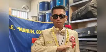 Profesor 'bailarín' vuelve a ganar desfile escolar y conmueve al revelar que tiene cáncer: "Si me iba, me iba haciendo música" Profesor 'bailarín' vuelve a ganar desfile escolar y conmueve al revelar que tiene cáncer: "Si me iba, me iba haciendo música"