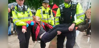 Policía de Londres arresta a 55 manifestantes por sostener carteles de apoyo a los palestinos durante protestas Policía de Londres arresta a 55 manifestantes por sostener carteles de apoyo a los palestinos durante protestas