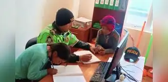 Suboficial de la PNP conmueve por ayudar niños con sus tareas en Huancavelica: “Vi en ellos a mi hijita”