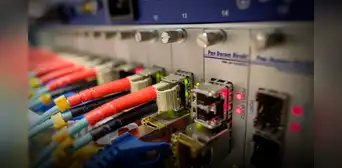 Científicos logran enviar información cuántica por cables de fibra óptica usados para internet