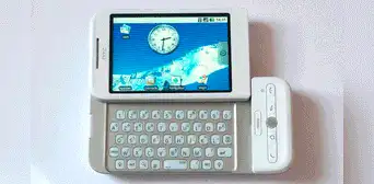 Con teclado físico y muy inferior al iPhone: conoce el primer celular Android de la historia