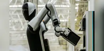 China presenta el primer robot en el mundo que funciona las 24 horas del día y los 7 días de la semana: se autocambia las baterías China presenta el primer robot en el mundo que funciona las 24 horas del día y los 7 días de la semana: se autocambia las baterías