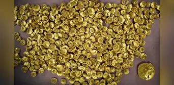 Arqueólogos descubren un tesoro con cientos de monedas de oro y joyas valiosas en una aldea abandonada hace 2.200 años Arqueólogos descubren un tesoro con cientos de monedas de oro y joyas valiosas en una aldea abandonada hace 2.200 años