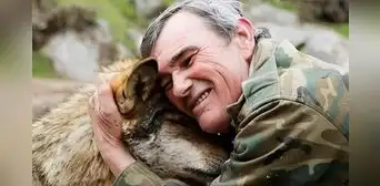 Fue vendido por su padre y vivió 12 años con lobos: la historia del hombre criado por animales en España