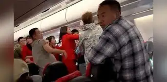 Pasajeros se agarran a golpes durante vuelo a China porque no dejaban de hablar al apagar las luces: "Quiero dormir" Pasajeros se agarran a golpes durante vuelo a China porque no dejaban de hablar al apagar las luces: "Quiero dormir"