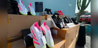 Delincuentes abandonan 50 cajas de zapatillas que fueron robadas en Tacna