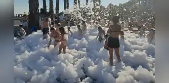 Niña de 8 años sufre terrible corte hasta el hueso tras caída de cristales durante fiesta de espuma en Turquía
