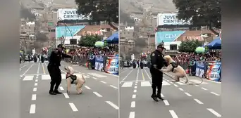Policía roba la atención en desfile de El Agustino al hacer saltar a su perro entrenado Policía roba la atención en desfile de El Agustino al hacer saltar a su perro entrenado