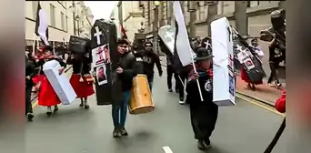 Familiares de víctimas de protestas rompen cerco policial del centro de Lima a horas del mensaje de Dina Boluarte Familiares de víctimas de protestas rompen cerco policial del centro de Lima a horas del mensaje de Dina Boluarte