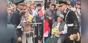 Agentes de la Policía emocionan al regalar ositos de peluche a niños y adultos mayores en la Gran Parada Militar 2025
