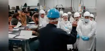 ICE arresta a la mitad de los trabajadores de una empresa en Omaha, Nebraska: 107 inmigrantes con órdenes de deportación