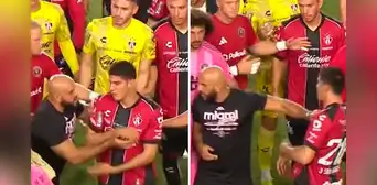 Guardaespaldas de Messi agredió a jugadores de Atlas en pleno campo: el video que generó indignación Guardaespaldas de Messi agredió a jugadores de Atlas en pleno campo: el video que generó indignación