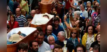 Hombre que sobrevivió a la muerte participa en insólito ritual de procesión de ataúdes en agradecimiento: "Tenía el hígado reventado"