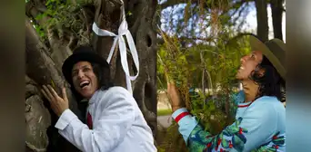 Richard Torres, el actor y activista ambiental peruano que se casó con un árbol en más de 15 ocasiones: buscaba romper récord Guinness