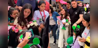 Lara Campos, estrella infantil de Youtube, tuvo un cálido recibimiento en el Aeropuerto Jorge Chávez Lara Campos, estrella infantil de Youtube, tuvo un cálido recibimiento en el Aeropuerto Jorge Chávez