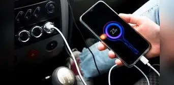¿Por qué no debes cargar tu celular en el puerto USB del auto? Esto puede pasarle a su batería