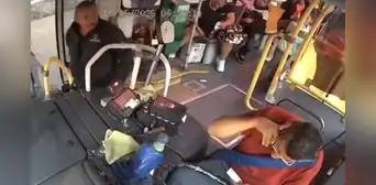 Arrestan a sujeto que golpeó con un termo a chofer de transporte público hasta dejarlo grave en Jalisco, México Arrestan a sujeto que golpeó con un termo a chofer de transporte público hasta dejarlo grave en Jalisco, México
