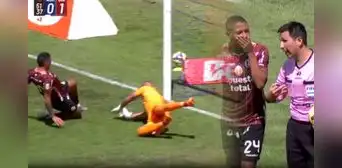 Alex Valera anotó de rebote, pero el árbitro anuló el gol: ¿por qué acabó el primer tiempo tras el penal errado de Universitario?