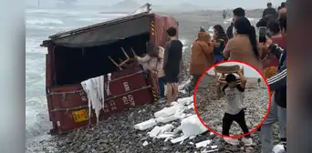 Contenedor que cayó en muelle del Callao terminó en playa de Chancay: vecinos encontraron sillas y mesas Contenedor que cayó en muelle del Callao terminó en playa de Chancay: vecinos encontraron sillas y mesas