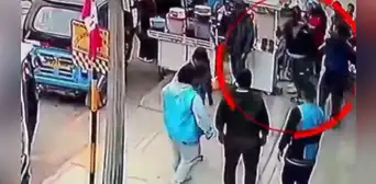 Cámaras de seguridad captan a mototaxistas que se enfrentan a cuchillazos para 'ganar' pasajeros en plena vía pública de Cañete Cámaras de seguridad captan a mototaxistas que se enfrentan a cuchillazos para 'ganar' pasajeros en plena vía pública de Cañete