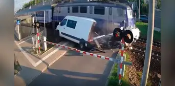 Tren a toda velocidad destroza una furgoneta que intentaba cruzar riel y conductor se salva de milagro en Polonia