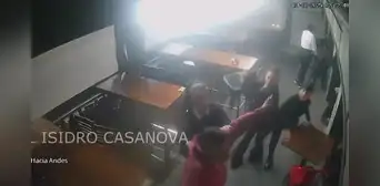"Se querían ir sin pagar": Un policía y un profesor de artes marciales golpean brutalmente a mozas en cervecería de Argentina