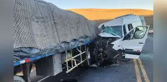 Dos fallecidos y diez heridos por choque entre miniván y tráiler en carretera Arequipa - Puno