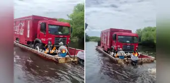 Captan a hombre trasladando en su lancha un camión de Coca Cola por el rio y redes estallan: "Llegó a más sitios que el sistema de salud"