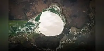 Astronautas revelan mediante una fotografía la existencia de un 'misterioso espejo plateado gigante' en el corazón de África Astronautas revelan mediante una fotografía la existencia de un 'misterioso espejo plateado gigante' en el corazón de África