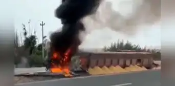 Cierran Panamericana Norte por incendio de enorme tráiler a la altura del km 97.5 en Chancay