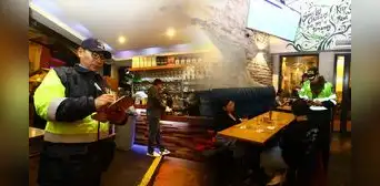 Cierren 7 locales en la 'Calle de las Pizzas' en Miraflores por venta ilegal de alcohol y ocupación indebida del espacio