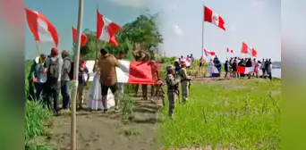 Ciudadanos de Santa Rosa izan bandera de Perú, mientras cantan himno nacional Ciudadanos de Santa Rosa izan bandera de Perú, mientras cantan himno nacional
