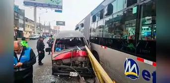 Combi pierde el control en Independencia y choca contra barandas del Metropolitano: dos jóvenes heridos Combi pierde el control en Independencia y choca contra barandas del Metropolitano: dos jóvenes heridos