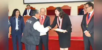 Corte Superior de Justicia de Moquegua entrega equipos de cómputo a Juzgados de Paz No Letrados y reconoce labor destacada de jueces Corte Superior de Justicia de Moquegua entrega equipos de cómputo a Juzgados de Paz No Letrados y reconoce labor destacada de jueces