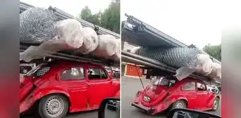 Conductor sorprende a ciudadanos en Trujillo al llevar enorme carga en pequeño Volkswagen Conductor sorprende a ciudadanos en Trujillo al llevar enorme carga en pequeño Volkswagen