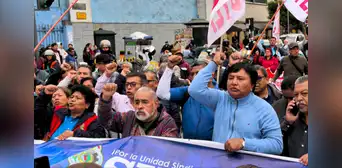Maestros cesantes y jubilados del Sutep marchan hacia el Congreso este 20 de agosto: reciben pensiones menores a S/800